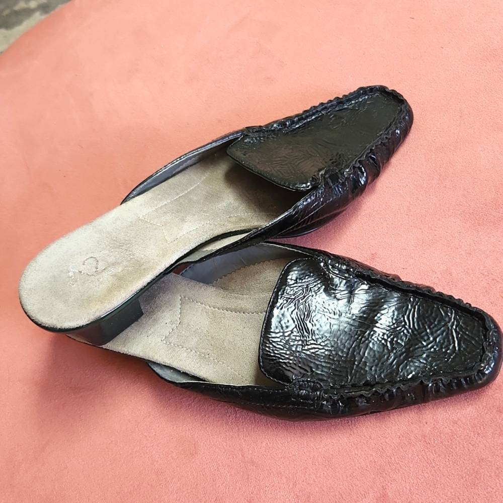 A2 Shiny black mules